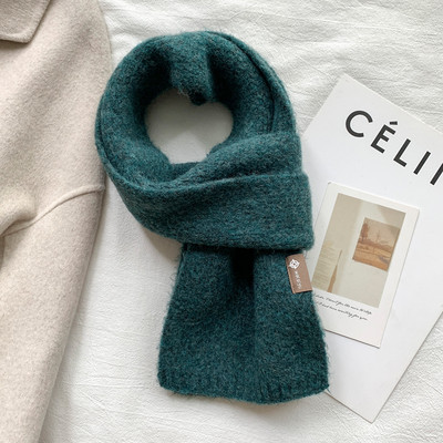 Καθαρό γυναικείο χειμωνιάτικο κασκόλ