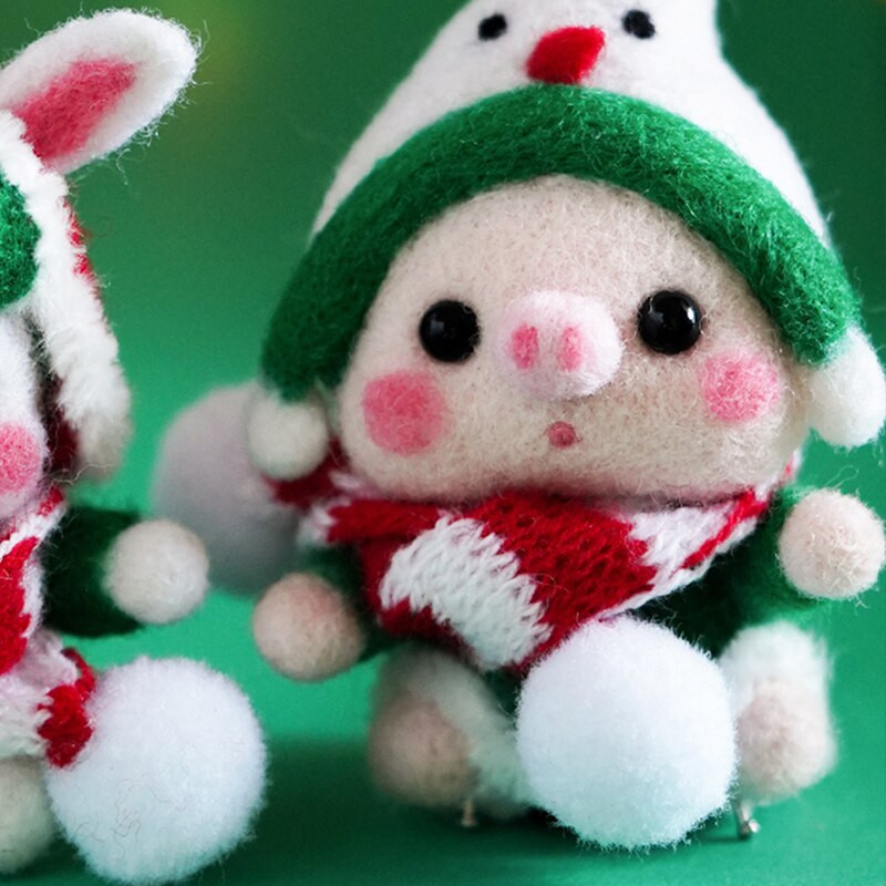 Ornament pentru păpușă de pluș Cadou de zi de naștere Păpușă pitică Anul Nou Porc de Crăciun Decor suspendat pentru mașină și geantă Decor drăguț din desene animate