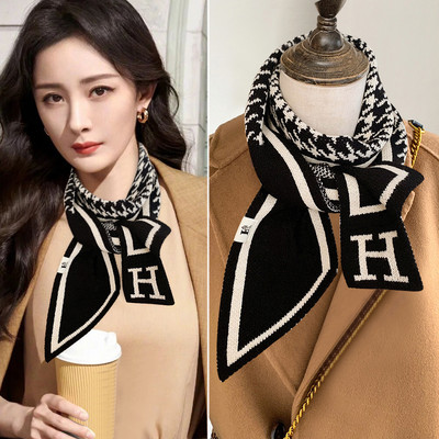 Γυναικείο μοντέρνο λεπτό πλεκτό κασκόλ με γράμματα