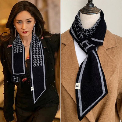 Γυναικείο μοντέρνο λεπτό πλεκτό κασκόλ με γράμματα