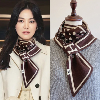 Γυναικείο μοντέρνο λεπτό πλεκτό κασκόλ με γράμματα