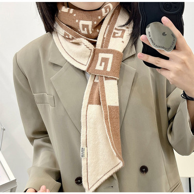 Γυναικείο μοντέρνο λεπτό πλεκτό κασκόλ με γράμματα