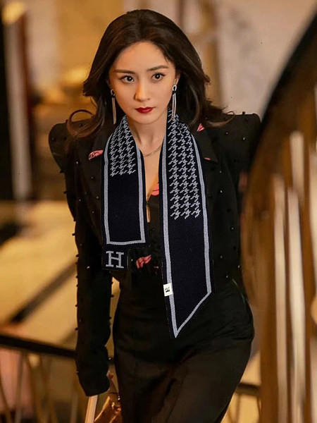 Γυναικείο μοντέρνο λεπτό πλεκτό κασκόλ με γράμματα