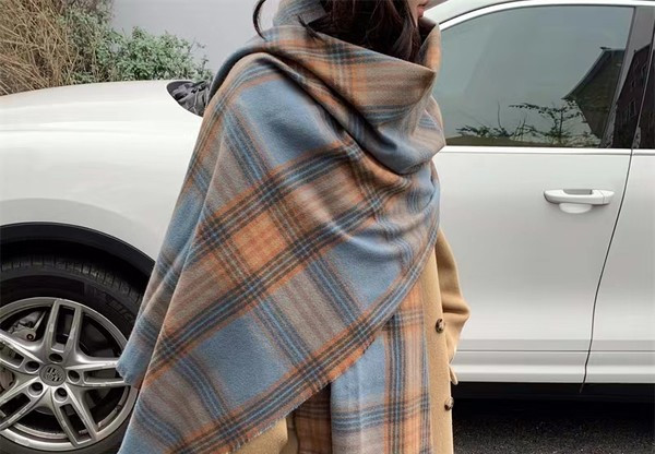 Μοντέρνο γυναικείο κασκόλ 