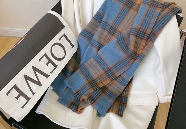 Μοντέρνο γυναικείο κασκόλ 