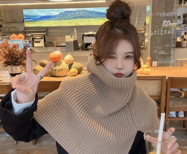 Γυναικείο πλεκτό κασκόλ κατάλληλο για τον χειμώνα