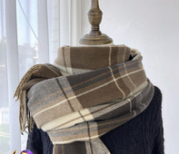 Κομψό και ζεστό γυναικείο φουλάρι με κρόσσια