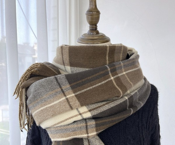 Κομψό και ζεστό γυναικείο φουλάρι με κρόσσια