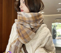 Stiilne narmastega naiste sügis-talvine sall