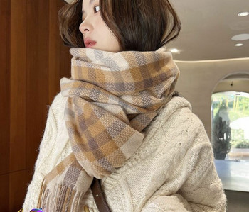 Стилен дамски есеннп-зимен шал с ресни