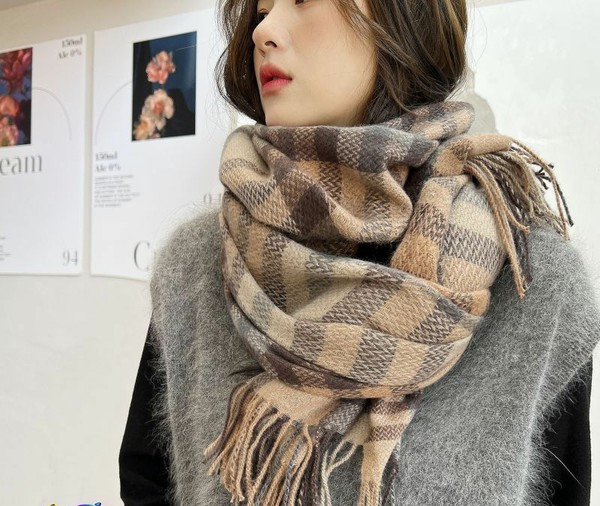 Stiilne narmastega naiste sügis-talvine sall