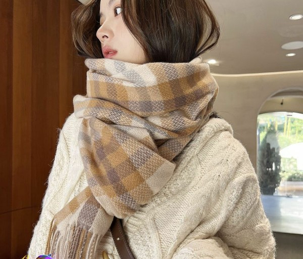 Stiilne narmastega naiste sügis-talvine sall