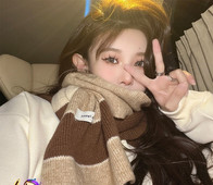 Γυναικείο χειμωνιάτικο ριγέ κασκόλ με γράμματα