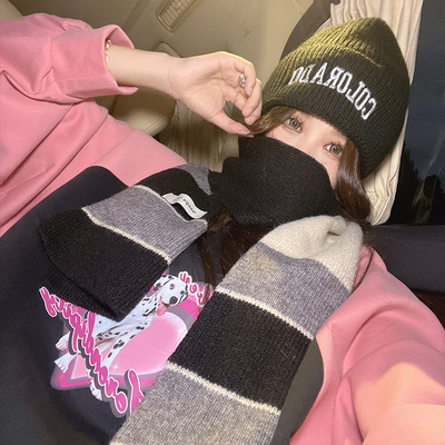 Γυναικείο χειμωνιάτικο ριγέ κασκόλ με γράμματα