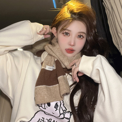 Γυναικείο χειμωνιάτικο ριγέ κασκόλ με γράμματα