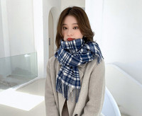 Kockás női sál rojtokkal - alkalmas őszre és télre