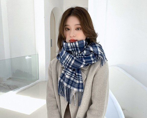 Kockás női sál rojtokkal - alkalmas őszre és télre
