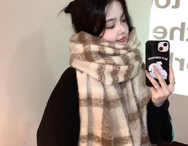 Μοντέρνο γυναικείο χειμωνιάτικο κασκόλ με κρόσσια