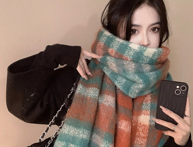 Μοντέρνο γυναικείο χειμωνιάτικο κασκόλ με κρόσσια