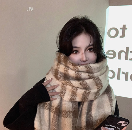 Μοντέρνο γυναικείο χειμωνιάτικο κασκόλ με κρόσσια