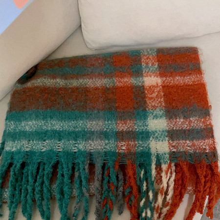 Μοντέρνο γυναικείο χειμωνιάτικο κασκόλ με κρόσσια