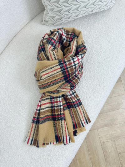 Nou model de eșarfă de iarnă cu dungi multicolore pentru femei