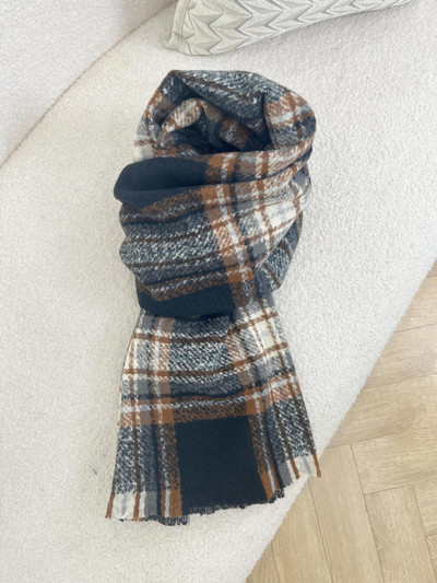 Nou model de eșarfă de iarnă cu dungi multicolore pentru femei