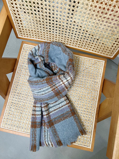 Nou model de eșarfă de iarnă cu dungi multicolore pentru femei