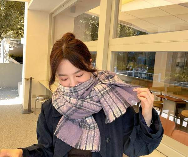 Nou model de eșarfă de iarnă cu dungi multicolore pentru femei
