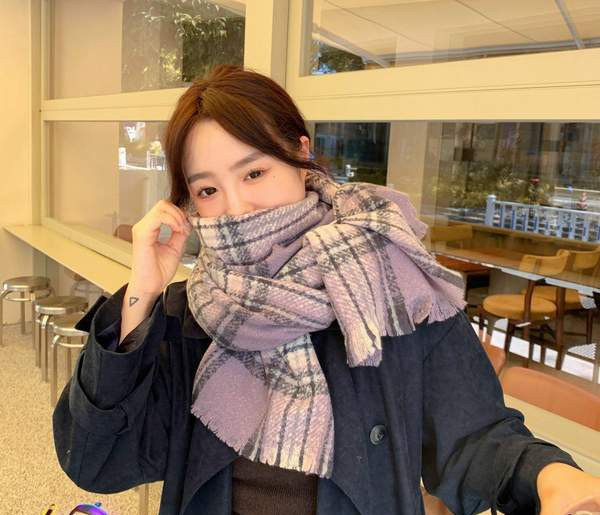 Nou model de eșarfă de iarnă cu dungi multicolore pentru femei