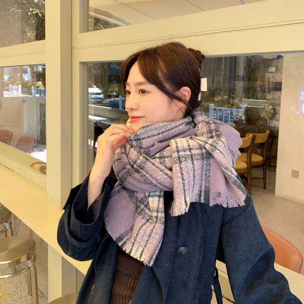 Nou model de eșarfă de iarnă cu dungi multicolore pentru femei