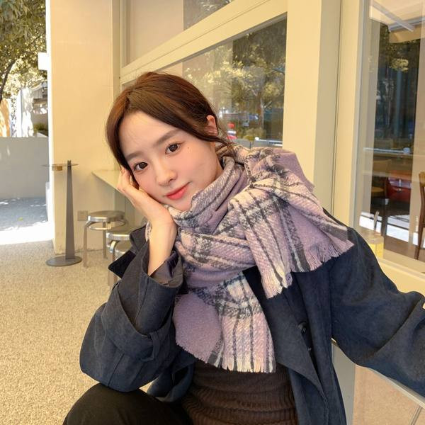 Nou model de eșarfă de iarnă cu dungi multicolore pentru femei