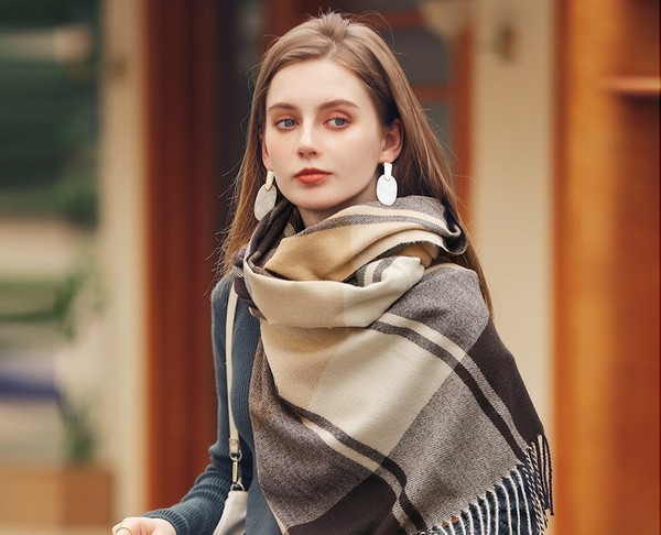 Aktuális modell női sál különböző színekben