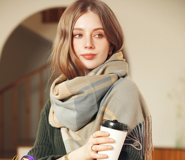 Aktuális modell női sál különböző színekben