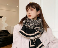 Laia mustriga vabaaja naiste sall