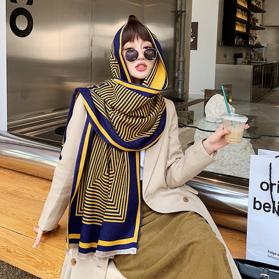 Laia mustriga vabaaja naiste sall