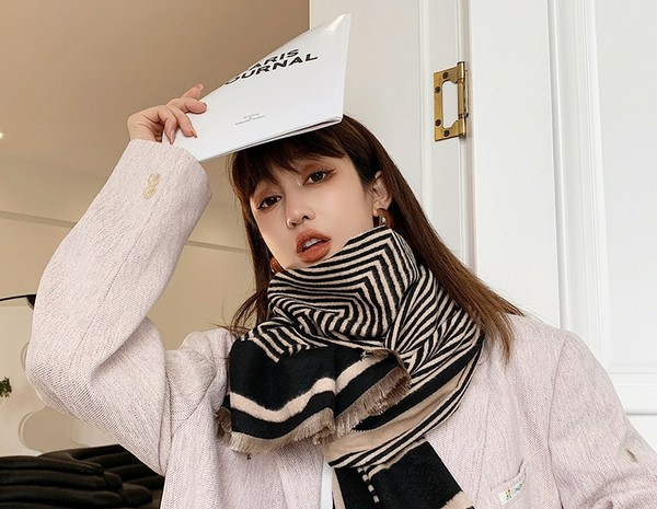 Laia mustriga vabaaja naiste sall