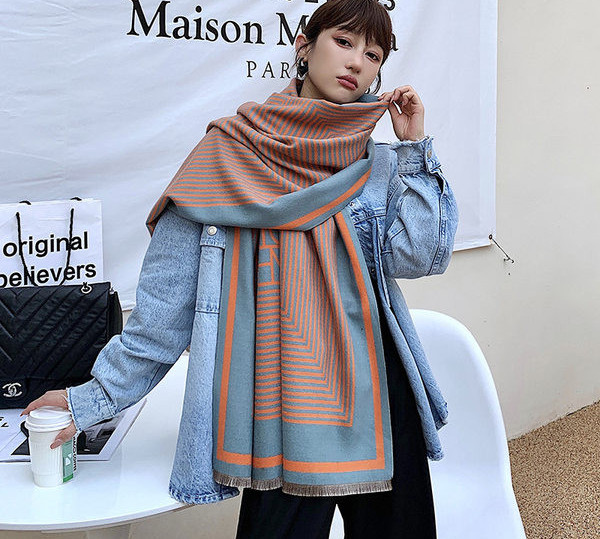 Laia mustriga vabaaja naiste sall