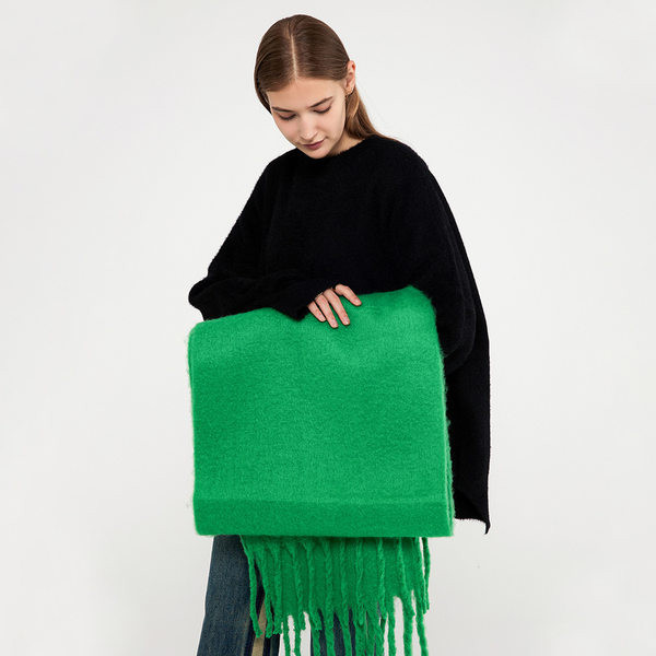 Eșarfă de iarnă de damă în culoare uni cu franjuri