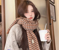 Eșarfă tricotată de iarnă cu franjuri și logo pentru femei