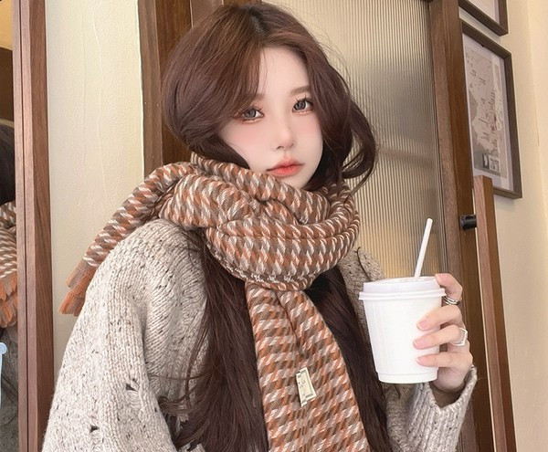 Eșarfă tricotată de iarnă cu franjuri și logo pentru femei