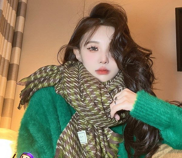 Eșarfă tricotată de iarnă cu franjuri și logo pentru femei