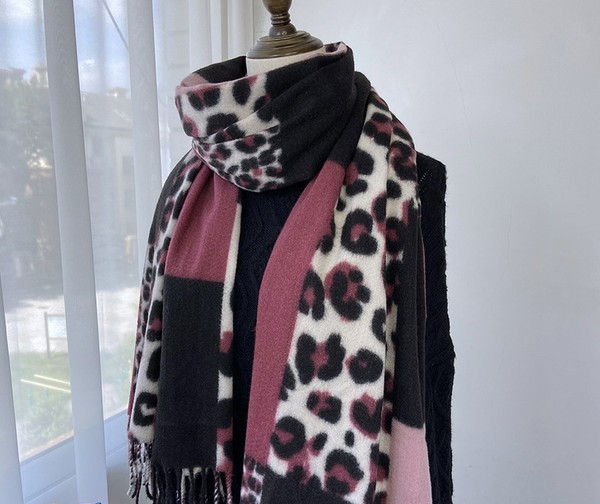 Moekas talvine narmas- ja leopardimustriline sall naistele