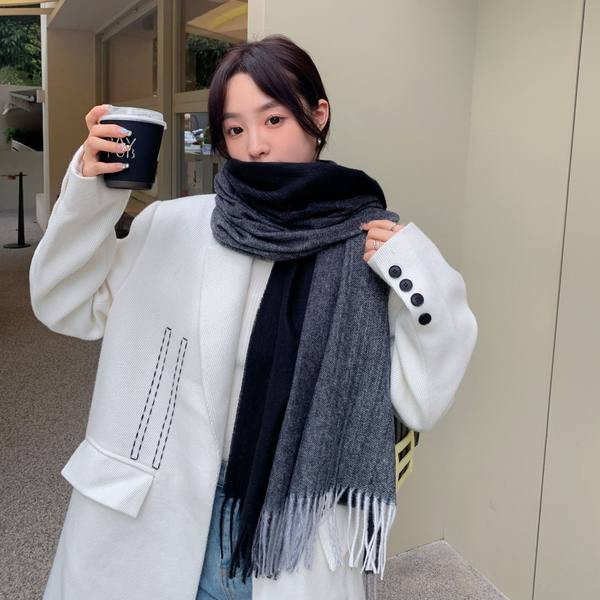 Esarfa de dama cu model lat cu franjuri