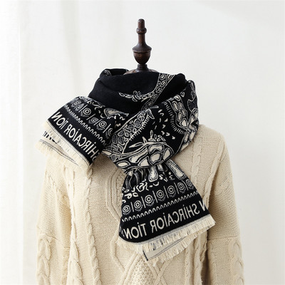 Uue mudeli naiste mustriga sall