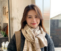 Γυναικείο φουλάρι φθινοπώρου-χειμώνα με επιγραφή