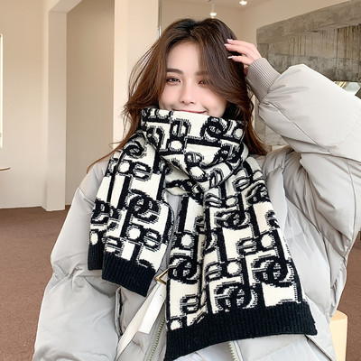 Γυναικείο φουλάρι φθινοπώρου-χειμώνα με επιγραφή