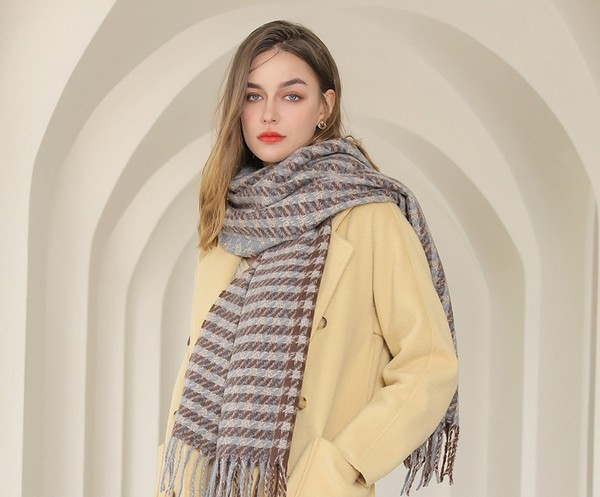 Moderna ženska marama - s resama