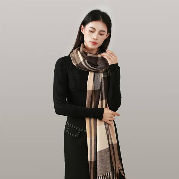 Talveks sobiv naiste ruuduline sall