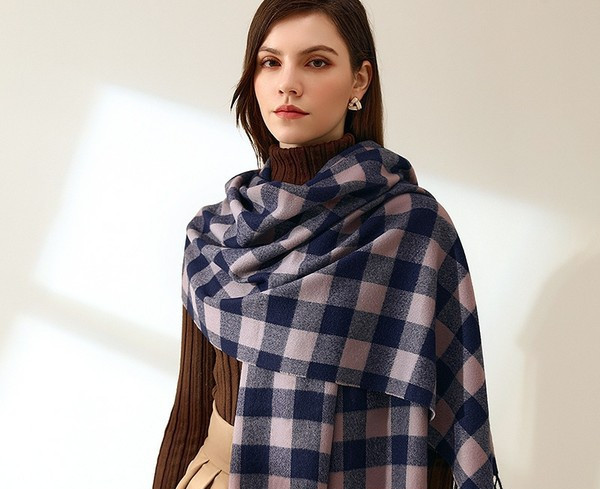 Stiilne ruuduline talvesall naistele